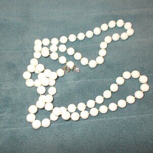 Vintage Sarah Coventry white bead necklace, 18" hooked
